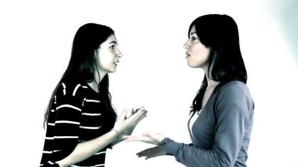 Kaksi tyttöystäviä keskustella väittäen vahva
 - Materiaali, video