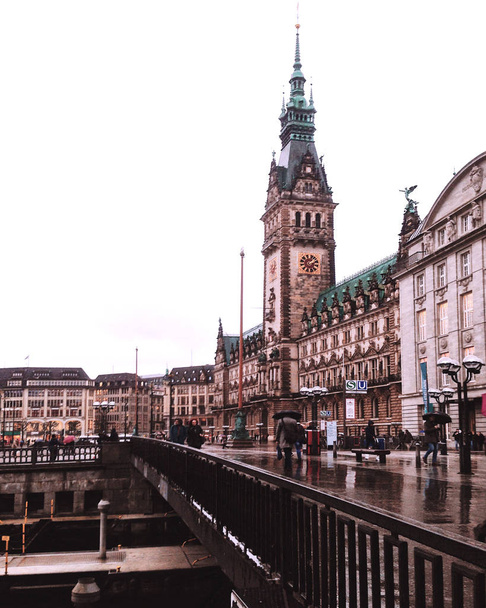 Vista en perspectiva del ayuntamiento de Hamburgo en un da nublado y lluvioso. - Foto, afbeelding