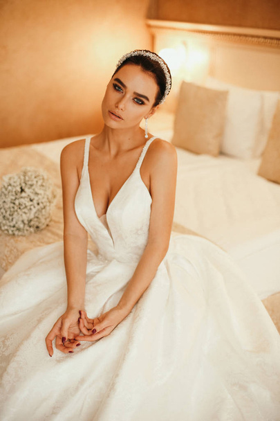 beautiful sensual bride with dark hair in luxurious wedding dres - Foto, afbeelding