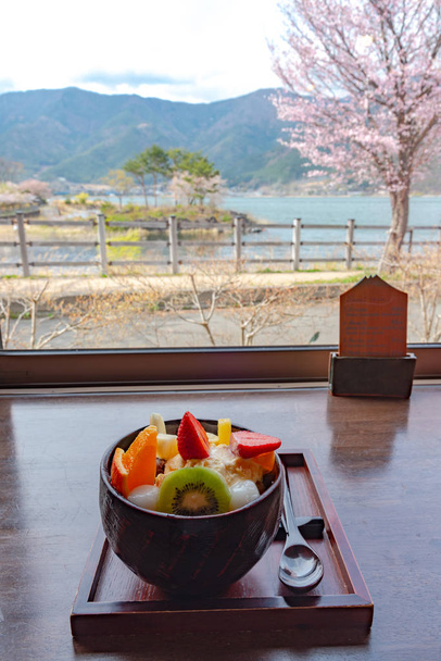 Close up shot de frutas shiratama Anmitsu, uma sobremesa de sobremesa fria tradicional estilo japonês
 - Foto, Imagem