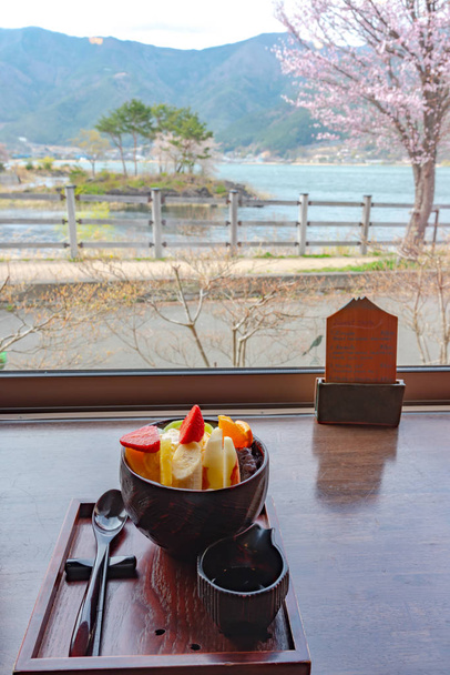 Nahaufnahme von Früchten shiratama anmitsu, einem traditionellen, kalten Dessert im japanischen Stil - Foto, Bild