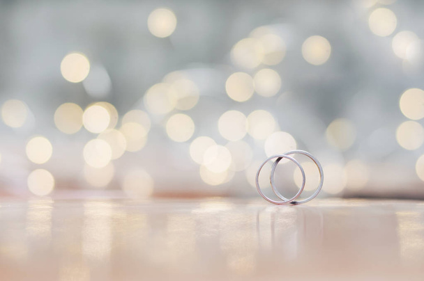 Закрытие обручальных колец с сияющим светом на день Святого Валентина или свадебный фон
 - Фото, изображение