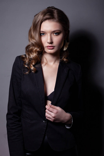 retrato de uma mulher bonita em uma jaqueta preta. - Foto, Imagem