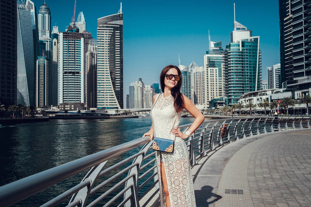 Moda summ mutlu güzel tanınmayacak halde turist kadın - Fotoğraf, Görsel