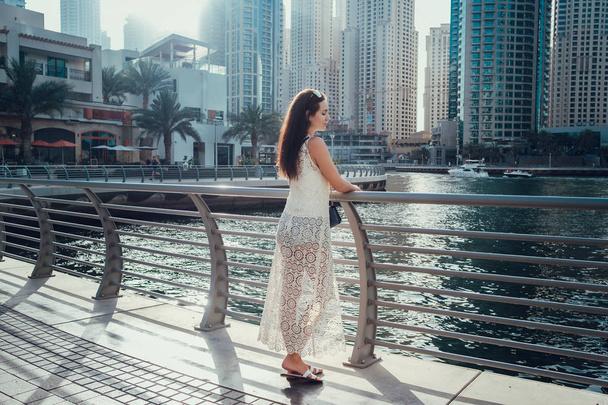 Feliz hermosa mujer turista irreconocible en vestido blanco de verano de moda
 - Foto, Imagen