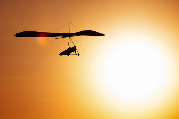 Szybowce (Hang-Glider) sylwetka w niebo zachód słońca - Zdjęcie, obraz