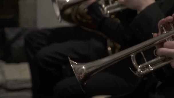 tocadores de trompete realizando
 - Filmagem, Vídeo