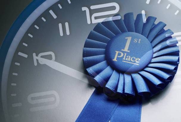 Blauwe winnaars rozet op de wijzerplaat van een klok - Foto, afbeelding