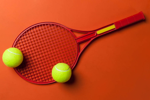teniszütő és -labda - Fotó, kép