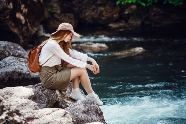 Egy gyönyörű fiatal nő, folyó, az erdő közelében. - Fotó, kép
