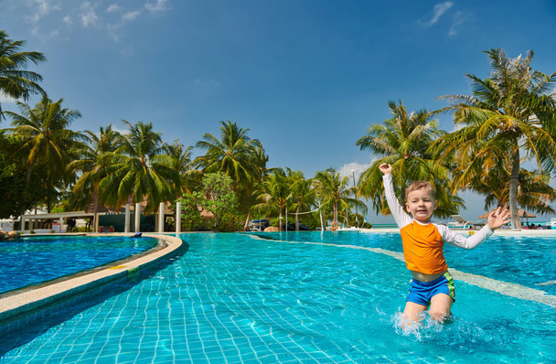 Маленький мальчик в бассейне курорта
 - Фото, изображение