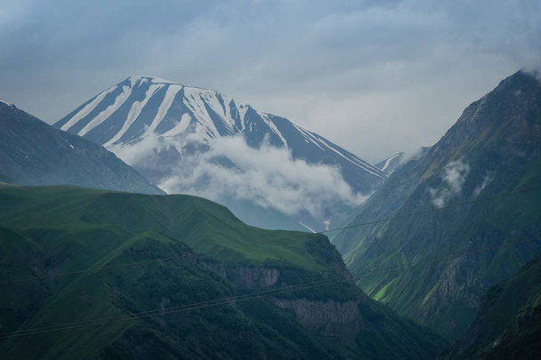 Kaukázusi hegyvonulatokra és a völgyek a Gudauri, Grúzia - Fotó, kép