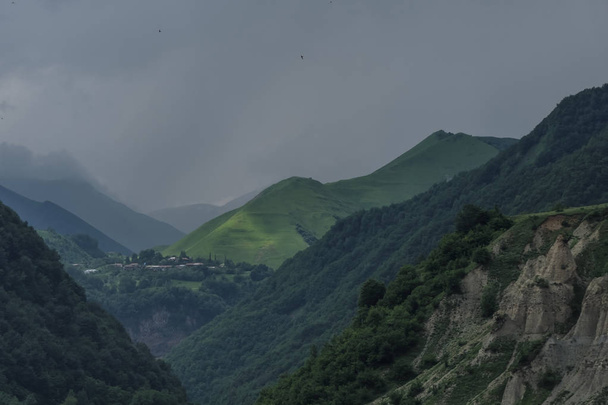 Catene montuose e valli caucasiche a Gudauri, Georgia
 - Foto, immagini