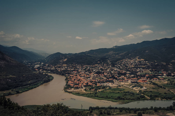 Luchtfoto op oude stad Mtscheta en de samenvloeiing van de rivieren de Kura en Aragvi - Foto, afbeelding