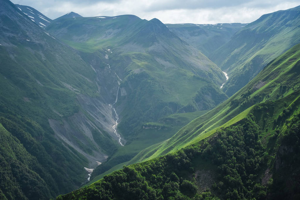 Cordilheiras e vales caucasianos em Gudauri, Geórgia
 - Foto, Imagem