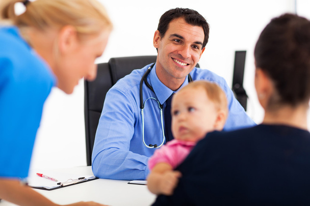 pediatric doctor talking to baby's mother - Zdjęcie, obraz