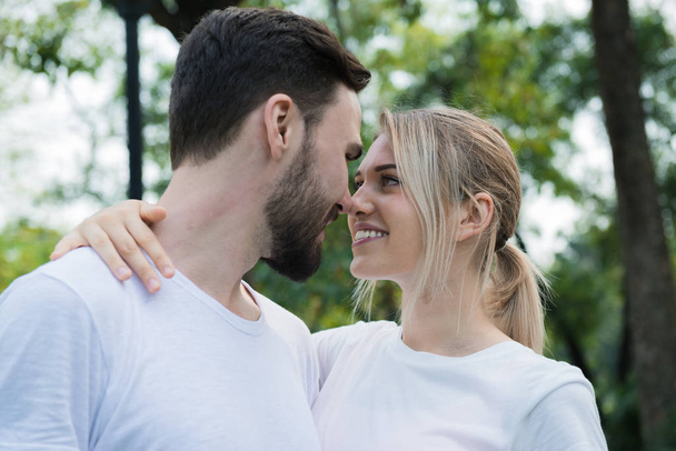 Jeune couple amoureux au parc, concept romantique
 - Photo, image