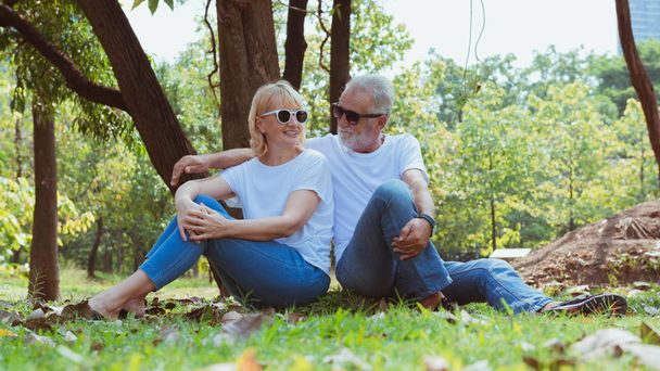 Lifestyle senior couple happy and relaxed in the park. - 写真・画像