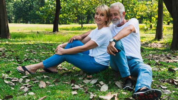 Estilo de vida pareja mayor feliz y relajado en el parque
 - Foto, imagen