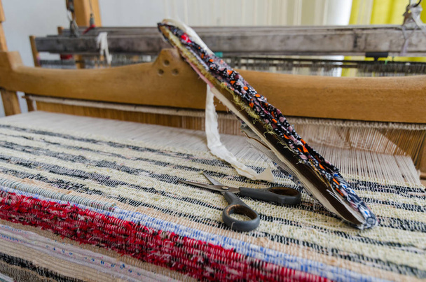Шнур на антикварном ткацком станке и тройке
 - Фото, изображение