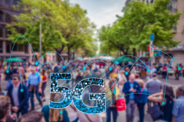 Multitud de personas conectadas con la palabra 5G
 - Foto, imagen