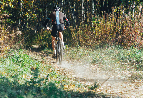 14 de octubre de 2018 - Minsk, Bielorrusia: 2018 Olympic Cross Country Cup XCO in Medvezhino, man cycling along forest trail
 - Foto, Imagen