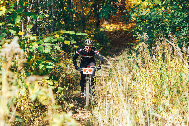 October 14, 2018 - Minsk, Belarus: 2018 Olympic Cross Country Cup XCO in Medvezhino, man cycling along forest trail - Foto, Imagen