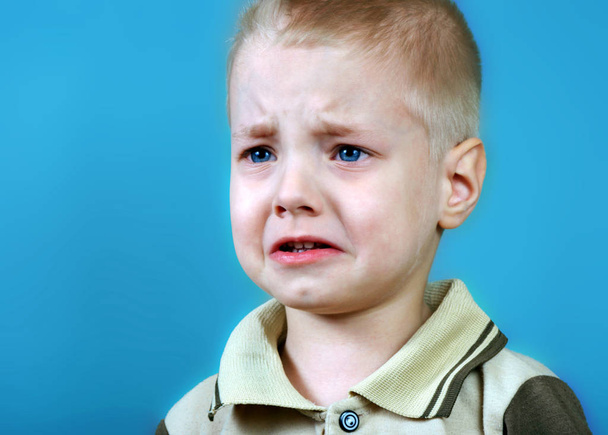 腹を立てる少年の肖像画。悲しい泣いている男の子。恨みの感情。家族の中の暴力 - 写真・画像