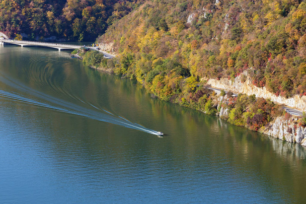 Podzimní krajina Dunajské soutěsce, Rumunsko - Fotografie, Obrázek