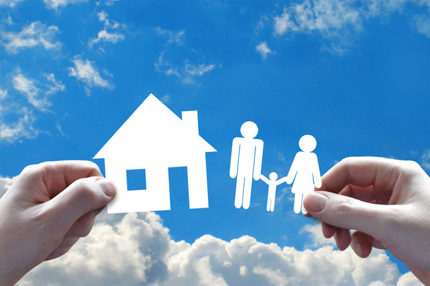 Dom i rodzina koncepcja ubezpieczeń, ręce, niebo w tle - Zdjęcie, obraz