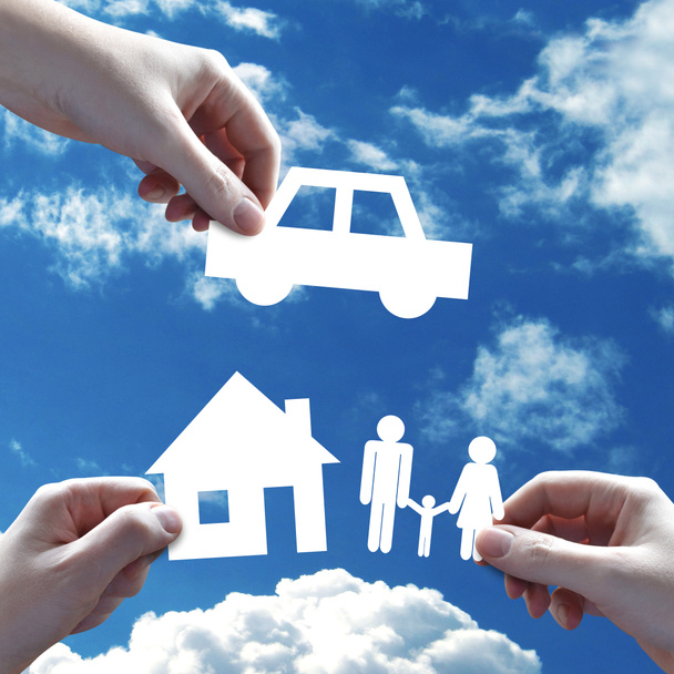 Autó, ház és élő biztosítási koncepciót, kezek, ég a háttérben - Fotó, kép