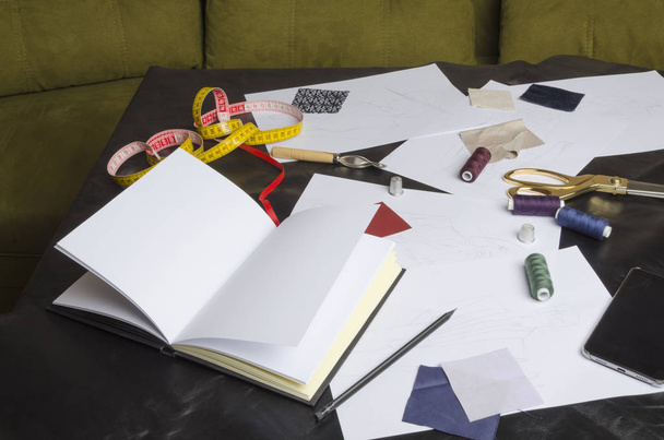 Mucha herramienta del diseñador en la mesa negra en su oficina, sofa.Concept verde del trabajo del diseñador
 - Foto, Imagen