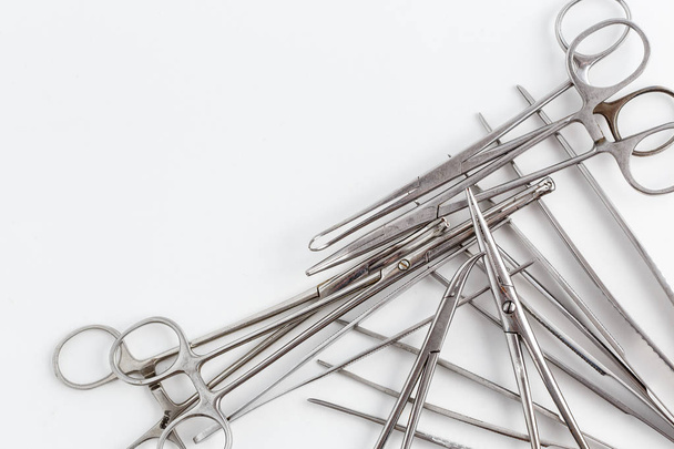 Винтажные медицинские инструменты, скальпель, ножницы, зажимы и пинцет на белом изолированном фоне
 - Фото, изображение