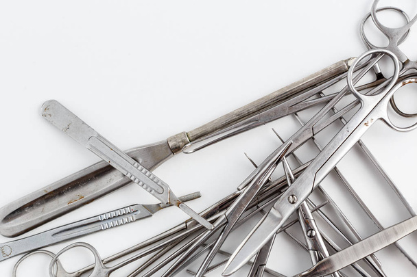 Вінтажні медичні інструменти, скальпель, ножиці, затискачі та пінцет на білому ізольованому фоні
 - Фото, зображення