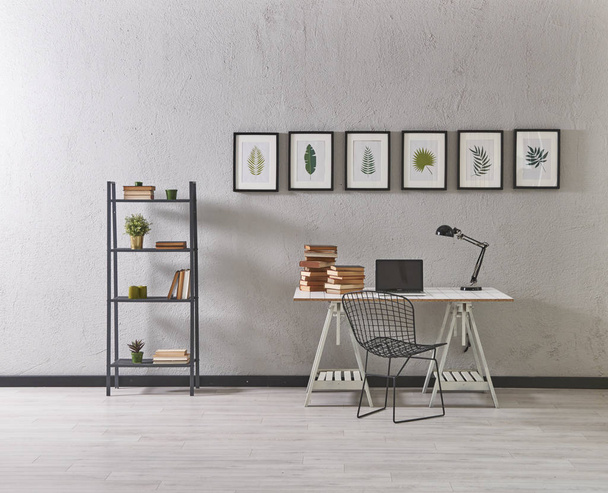 Moderno home office con parete grigia e tavolo da lavoro con laptop. decorazione home office
. - Foto, immagini