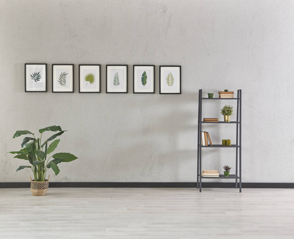 graue Steinwand mit modernem Bücherregal, Pflanze im Wohnzimmer  - Foto, Bild