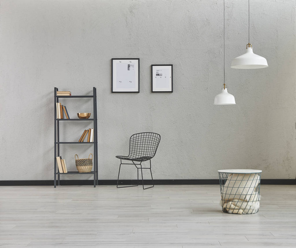 Decoração de quarto cinza com estante e lâmpadas brancas, mesa de café no quarto
 - Foto, Imagem
