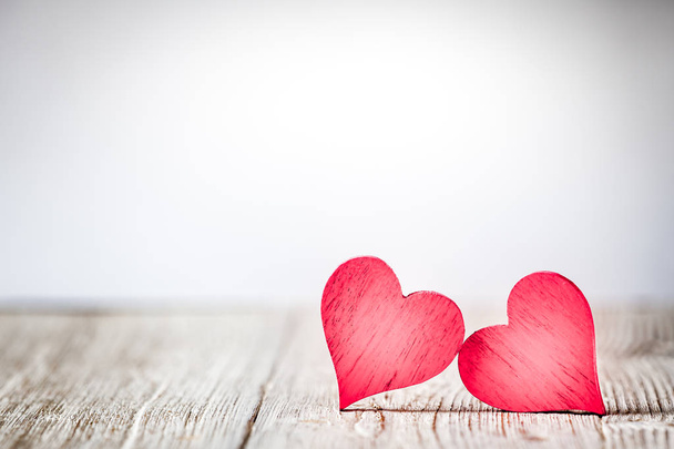Dos corazones rojos sobre fondo de madera - Foto, imagen