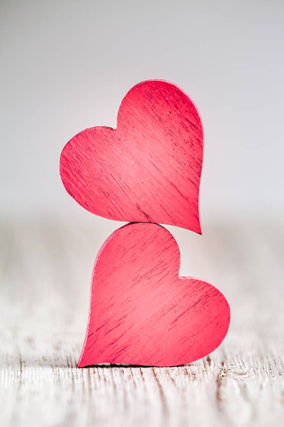 Dvě červená srdce na dřevěném pozadí - Fotografie, Obrázek