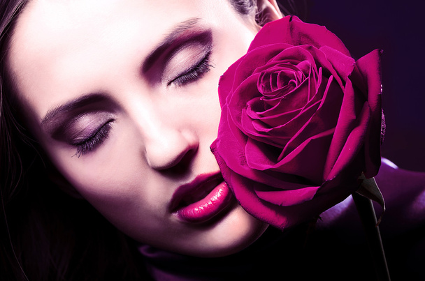 close-up portrait of beautiful woman with rose - Foto, imagen