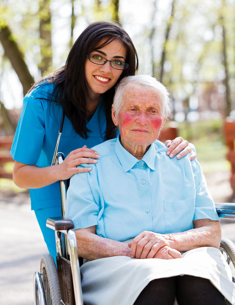 Médecin, infirmière avec patient âgé
 - Photo, image