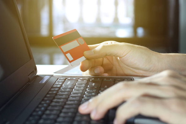Ręka trzyma karty kredytowej i za pomocą laptopa, Online zakupy koncer - Zdjęcie, obraz