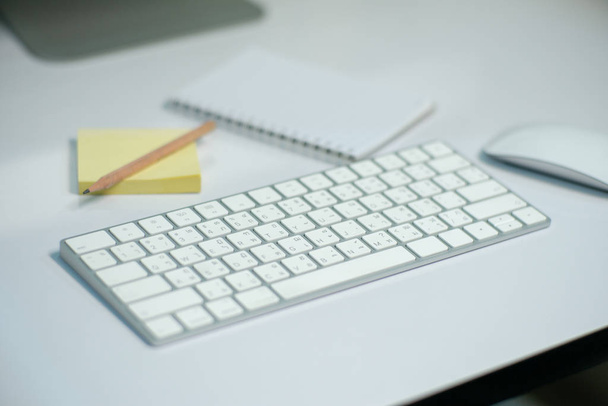 Выборочный фокус на белой клавиатуре на столе
  - Фото, изображение