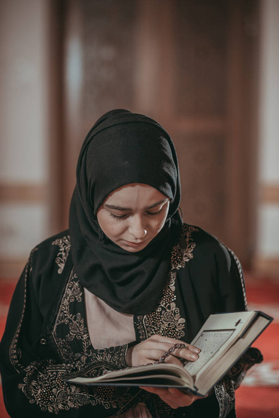 Μουσουλμανικές κορίτσι, διαβάζοντας ένα ιερό βιβλίο  - Φωτογραφία, εικόνα