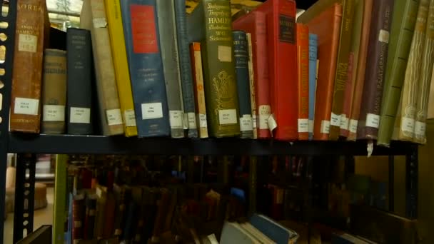 Rangée de vieux livres sur étagère à la bibliothèque. Rangée composée de vieux livres avec des autocollants sur l'étagère de la bibliothèque. Katmandou Népal
 - Séquence, vidéo