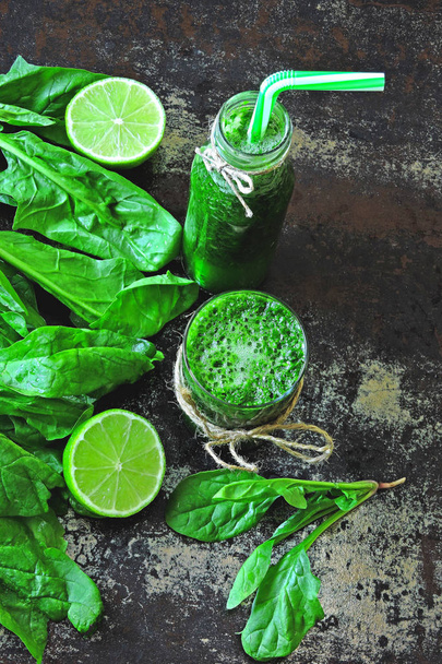 Spinach smoothie with lime juice. Detox drink with spinach and lime. Spinach drink for a good figure. Detox concept Vegan detox smoothie with spinach. - Foto, immagini