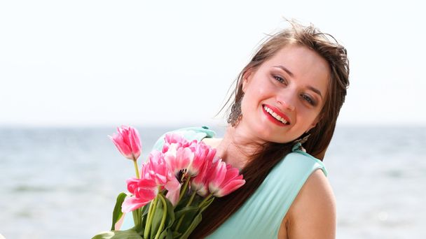 young beautiful woman portrait on the beach bunch flower - Fotografie, Obrázek