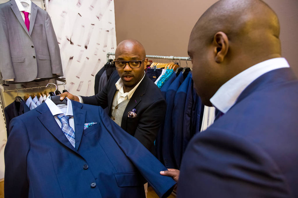 Men Shopping for clothing in Upmarket Mall - Foto, Imagen