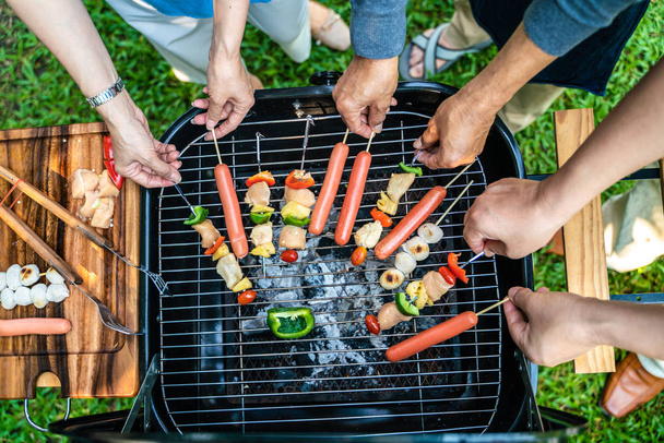 Гриль барбекю вечеринка различные виды мяса в саду
 - Фото, изображение