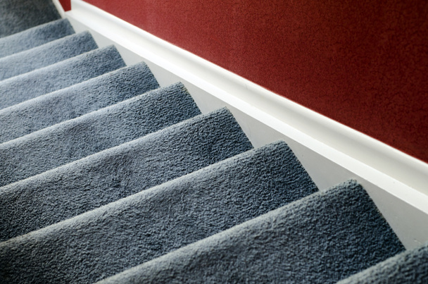 Treppe mit Teppich - Foto, Bild